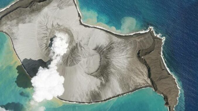 ภูเขาไฟใต้ทะเลในตองกาปะทุส่งผลกระทบต่อสิ่งแวดล้อม